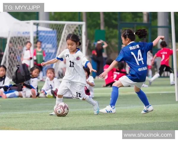 小女孩足球明星的成长之路与梦想追逐的精彩故事