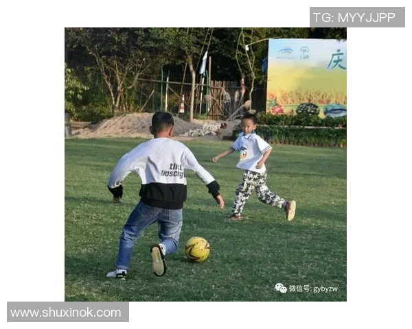 足球明星沙滩温馨瞬间抱小孩亲子时光尽显爱意与快乐