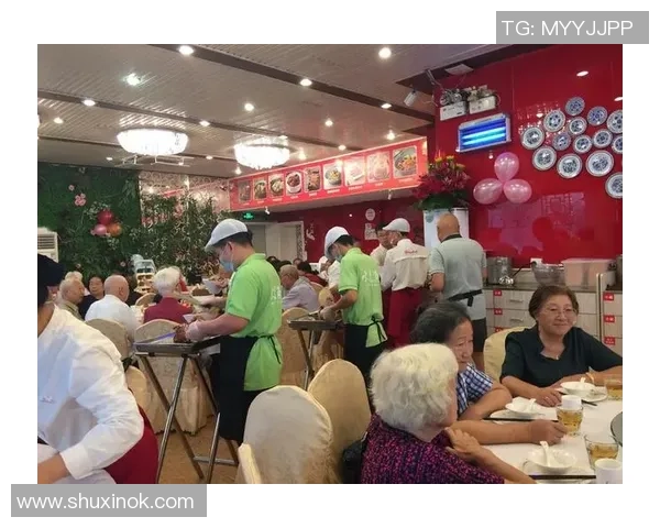 昔日绿茵场上的足球明星们欢聚一堂共度温馨老年时光的珍贵瞬间